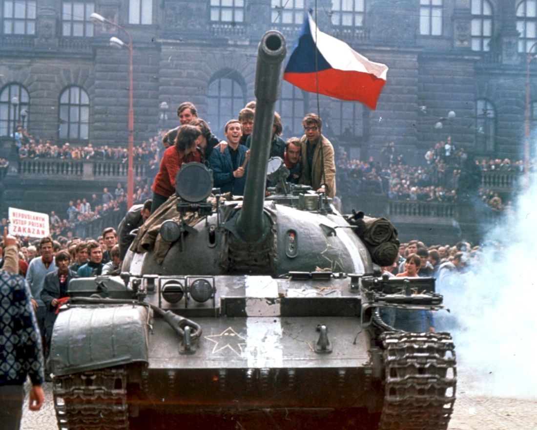 Prague residents wave the Czechoslovak national flague while sitting on the top of a Russian tank in front of the National Museum in Wenceslas Square in Aug 1968.  Historiske bilder fra Tsjekkia.  Sovjetisk innvasjon i tidligere Tsjekkoslovakia, august 1968. Praha. Sovjet.      CTK files