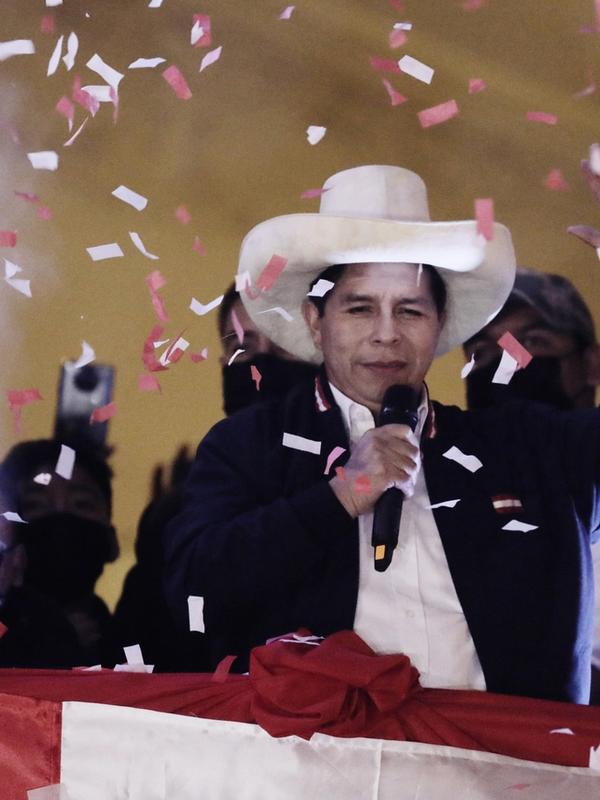 Castillo overtar som president