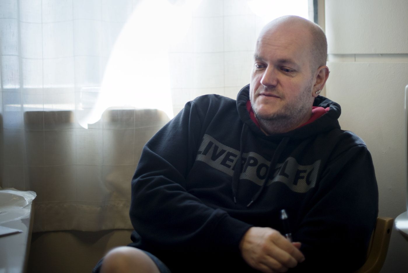 Vestli har utfordringer med bråk og kriminalitet skapt av ungdom. Vi møter Annstein Garnes, leder av Vestli Vel og nylig initiativtaker til Natteravn i området, og Anne Karima Nordengen som jobber frivillig med ungdom i bydelen. Her: Natteravnene har fått pauserom på t-banestasjonen.