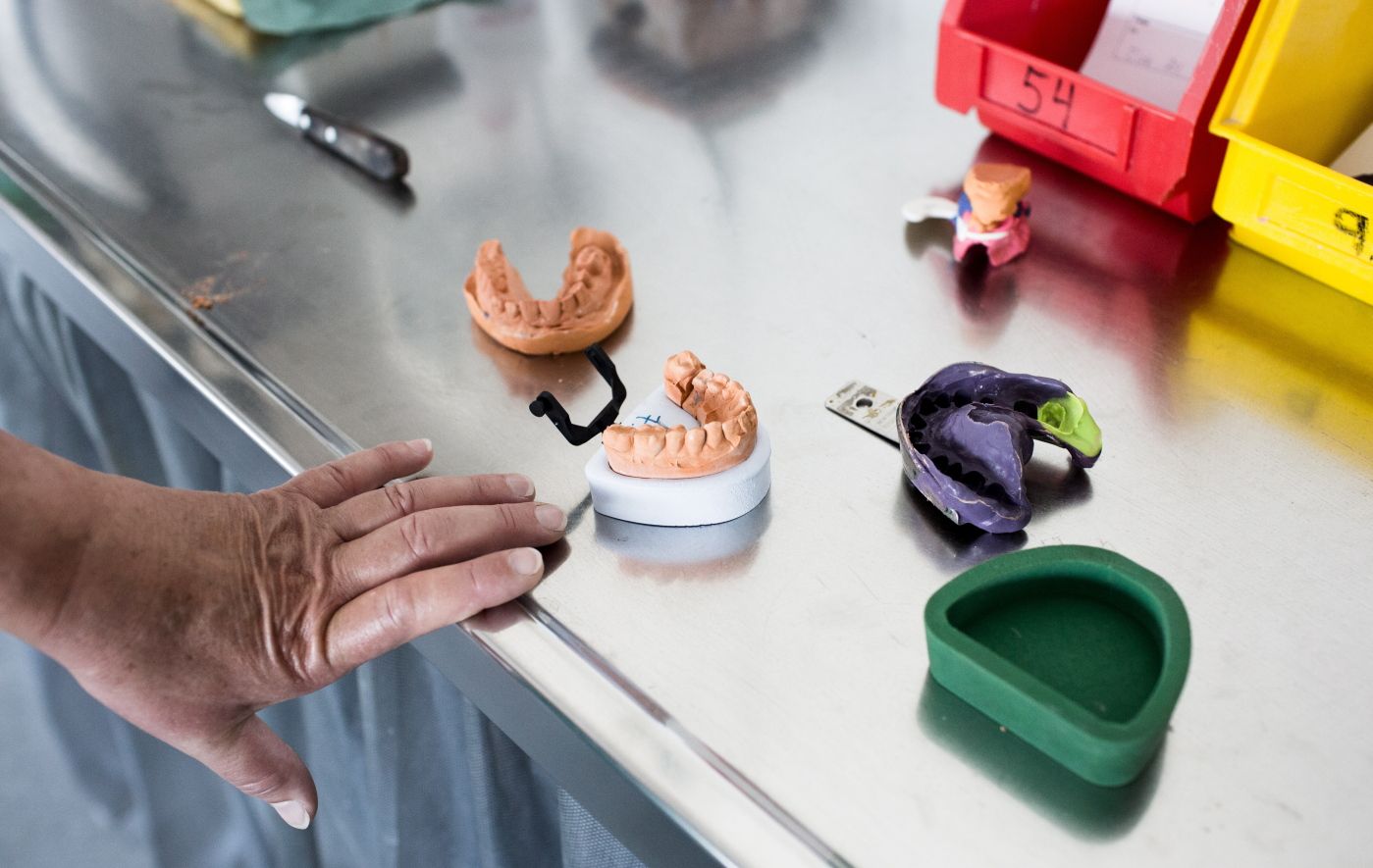 Omlegginga av posten skaper problemer for tanntekniker Terje Lindstrøm og kona i Årnes, Akershus. Forsinkelsene i postgangen gjør at det blir vanskeligere å konkurrere med utenlandske leverandører.