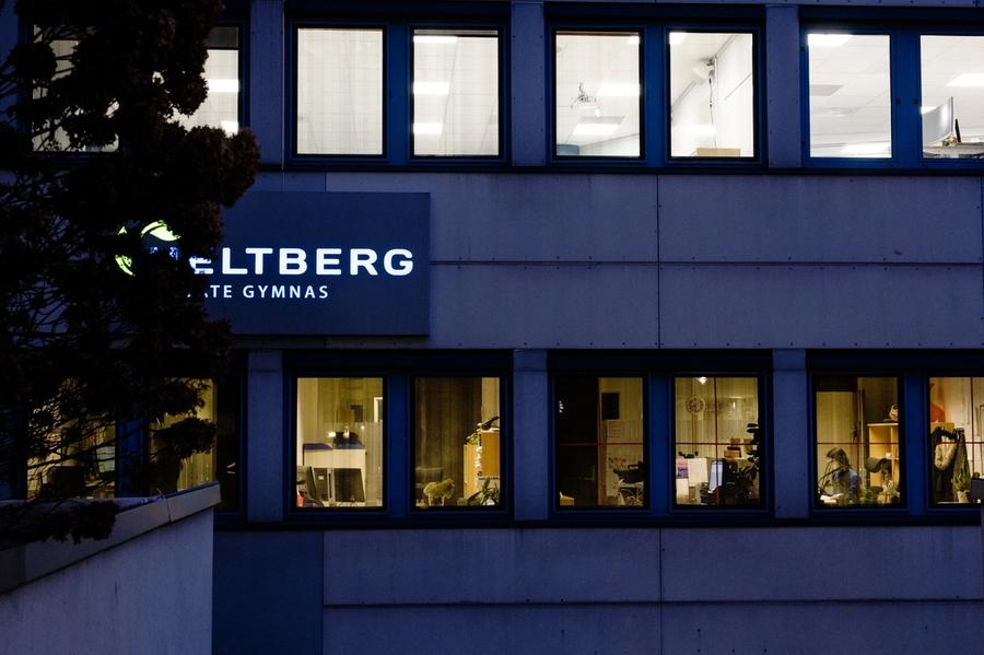 Lærere ved Akademiets skoler i Oslo forteller om press fra ledelsen for å gi elever bedre karakterer enn de fortjener. Skolens ledelse kjenner seg ikke igjen i kritikken.