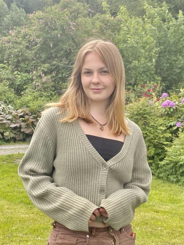 SVs førstekandidat i Haram brenner for klima og lokalt demokrati. På dagtid går hun fortsatt på videregående skole.