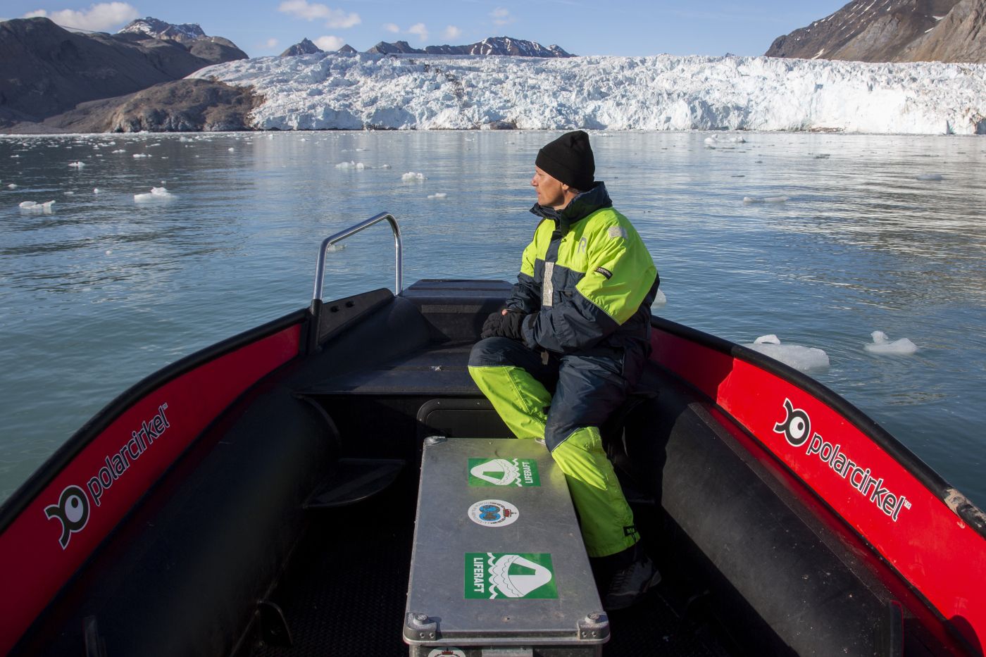 Blomstrandbreen har på få år trukket seg mange hundre meter tilbake, og så rykket litt frem. Volumet på Svalbards isbreer går sterkt ned, fikk klimaminister Ola Elvestuen se og høre om på Kongsfjorden. 
  
 Foto: Ole Magnus Rapp