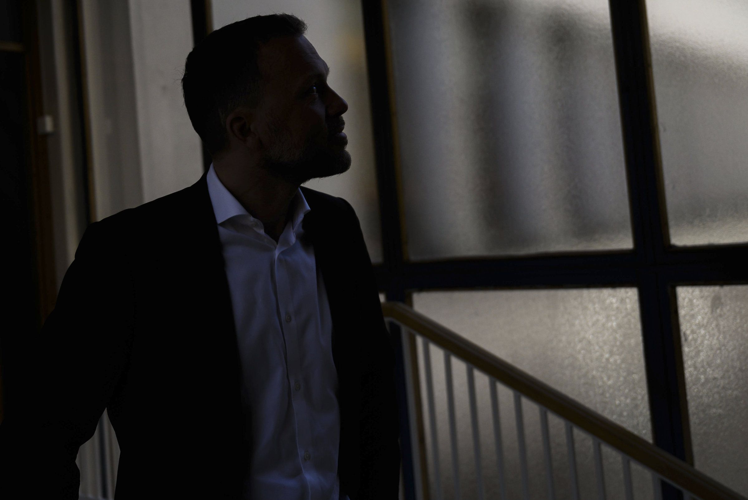 Audun Lysbakken partileder i SV, fotografert på Stortinget, med munnbind 
  
 Audun Lysbakken om regjeringsforhandlinger†i forkant av SVs landsmøte i helgen. Foto: Fartein Rudjord