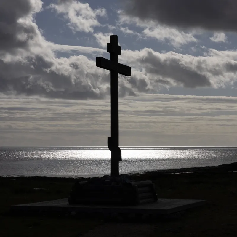 Må fjernes: Et stort russisk kors, også kalt Pomorkorset, til minne om handelsforbindelsene mellom Varanger og Russland og en sovjetisk grav, ble satt opp i 2011 i Vardø. Korset må ned, mener ordføreren i Vardø.