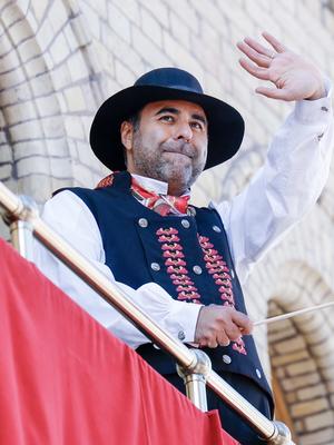 Stortings­pre­si­denten får refs for å blande hattar