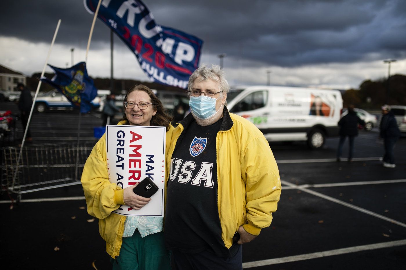 Altoona, Pennsylvania, 20.10.2020. Ekteparet Paula (51) og  David Arndt (52). Donald Trump Jr. avlegger en visitt til Altoona i Pennsylvania, på vehne av sin fars kampanje. Vi er med på valgmøte men blir nektet av Secret Service å ta med kamera inn. Foto: Christopher Olssøn.
