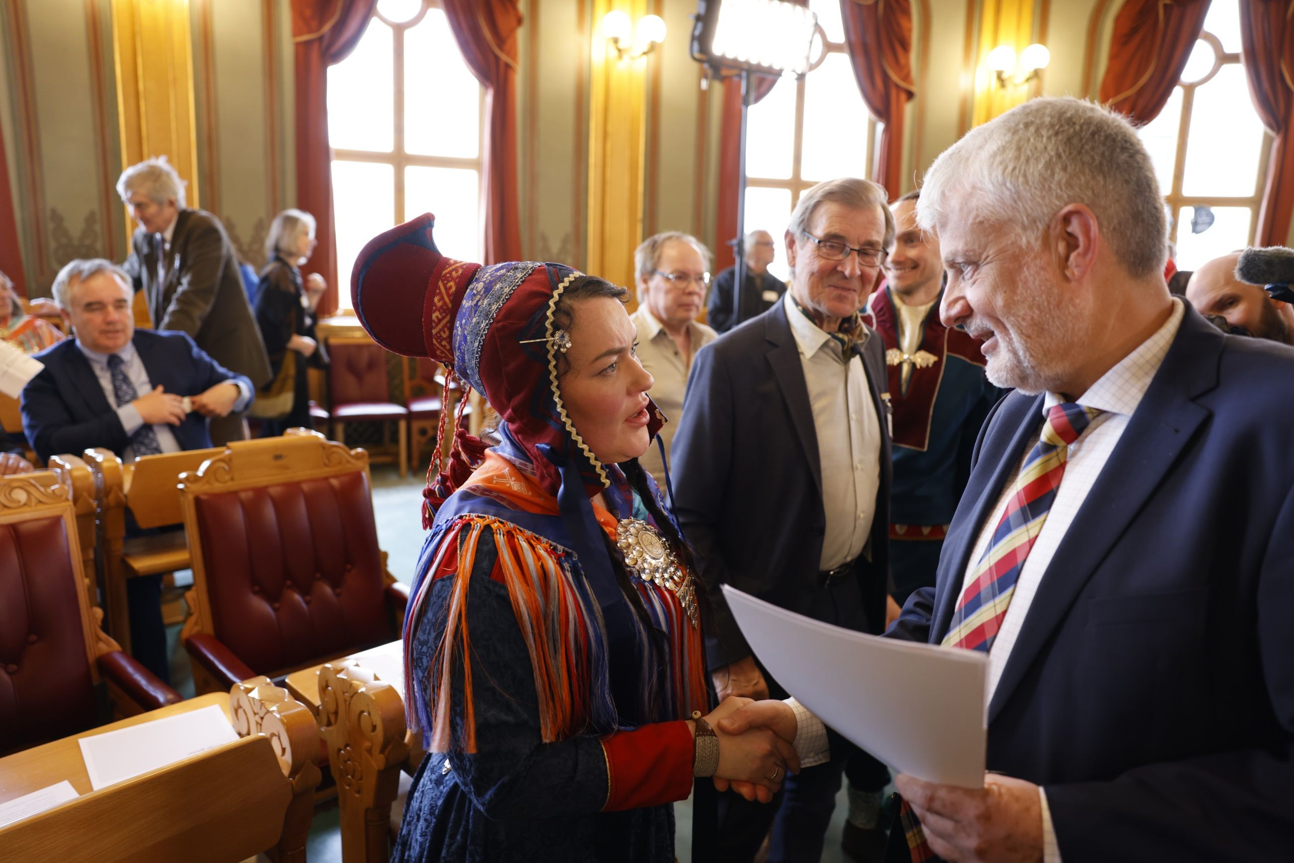 Hånd i hånd: Sametingspresident Silje Karine Moutka tok imot rapporten fra kommisjonsleder Dagfinn Høybråten på Stortinget i går.
