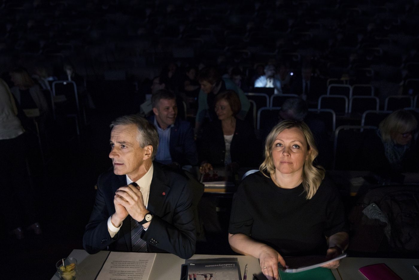 Åpningen av Arbeiderpartiets landsstyremøtet og partileder Jonas Gahr Støres (t.v.) innledning om den politiske situasjonen og strategi 2019, tirsdag 13. mars. Her sammen med partisekretær Kjersti Stenseng. 
  
 Foto: Tom Henning Bratlie