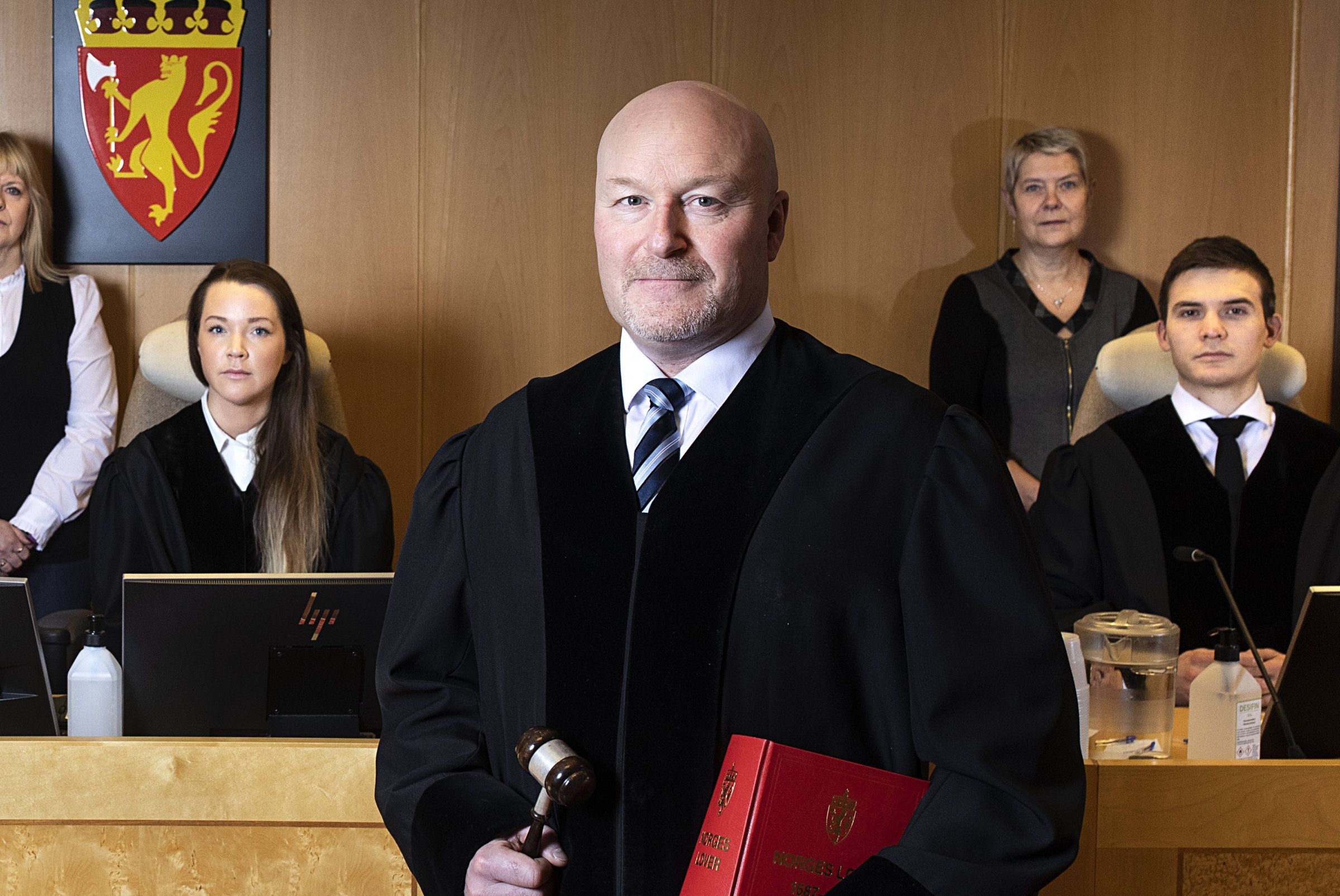 Finsnes, Senja, 09.12.2020. Gruppebilde av kollegiet som jobber i domstolen. Audun Bendos Rydmark (tingrettsdommer), Lena Nilsen (saksbehandler), Ket Olufsen (saksbehandler), Camilla Elisabet Jacobsen (dommerfullmektig), Frank Kjetil Olsen (sorenskriver) og ‡òrjan Torsteinsen Walseth (dommerfullmektig). Fotografier til dokument om Domstolsreformen. Foto: Christopher Olss‡¶n.