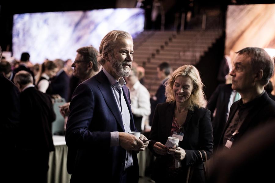 Det er altfor liten vilje til å samarbeide om felles løsninger i norsk næringsliv, mener Schibsted-styreleder.