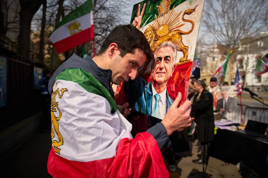 I alle land som er uavhengige av imperialismen, finnes det en overklasse, ofte i eksil, som venter på at USA skal gripe inn og innsette deres kandidater ved makta.