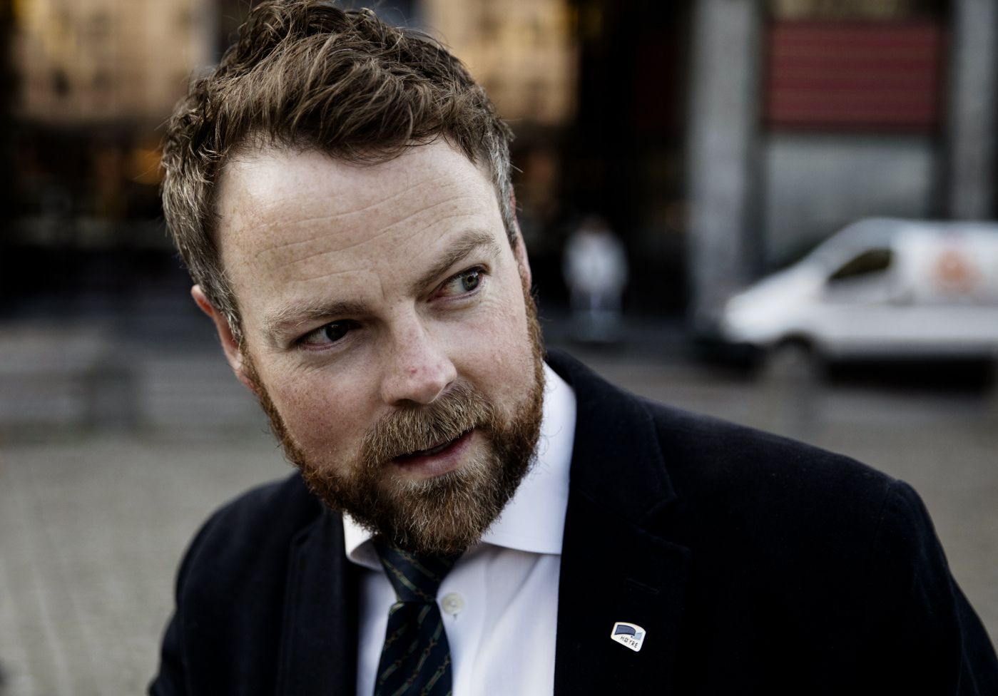 Kunskapsminister Torbjørn Røe Isaksen (H) på Youngstorget, intervjues om fraværsgrensen. 
  
 Foto: Tom Henning Bratlie