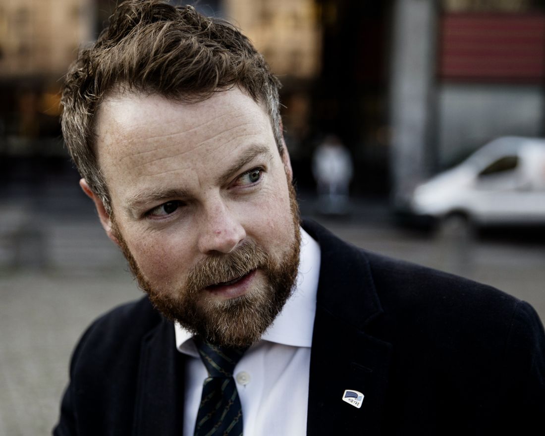 Kunskapsminister Torbjørn Røe Isaksen (H) på Youngstorget, intervjues om fraværsgrensen. 
  
 Foto: Tom Henning Bratlie