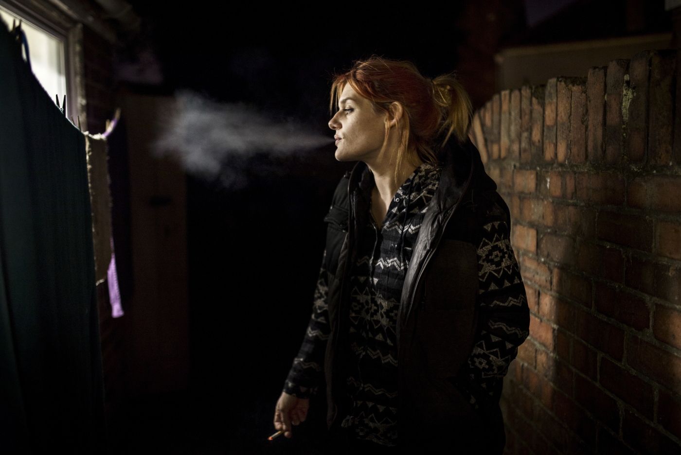 Boston, Lincolnshire, United Kingdom 
  
 Aleksandra Berezina (28) tar en sigarett i bakgården der de bor i Boston.