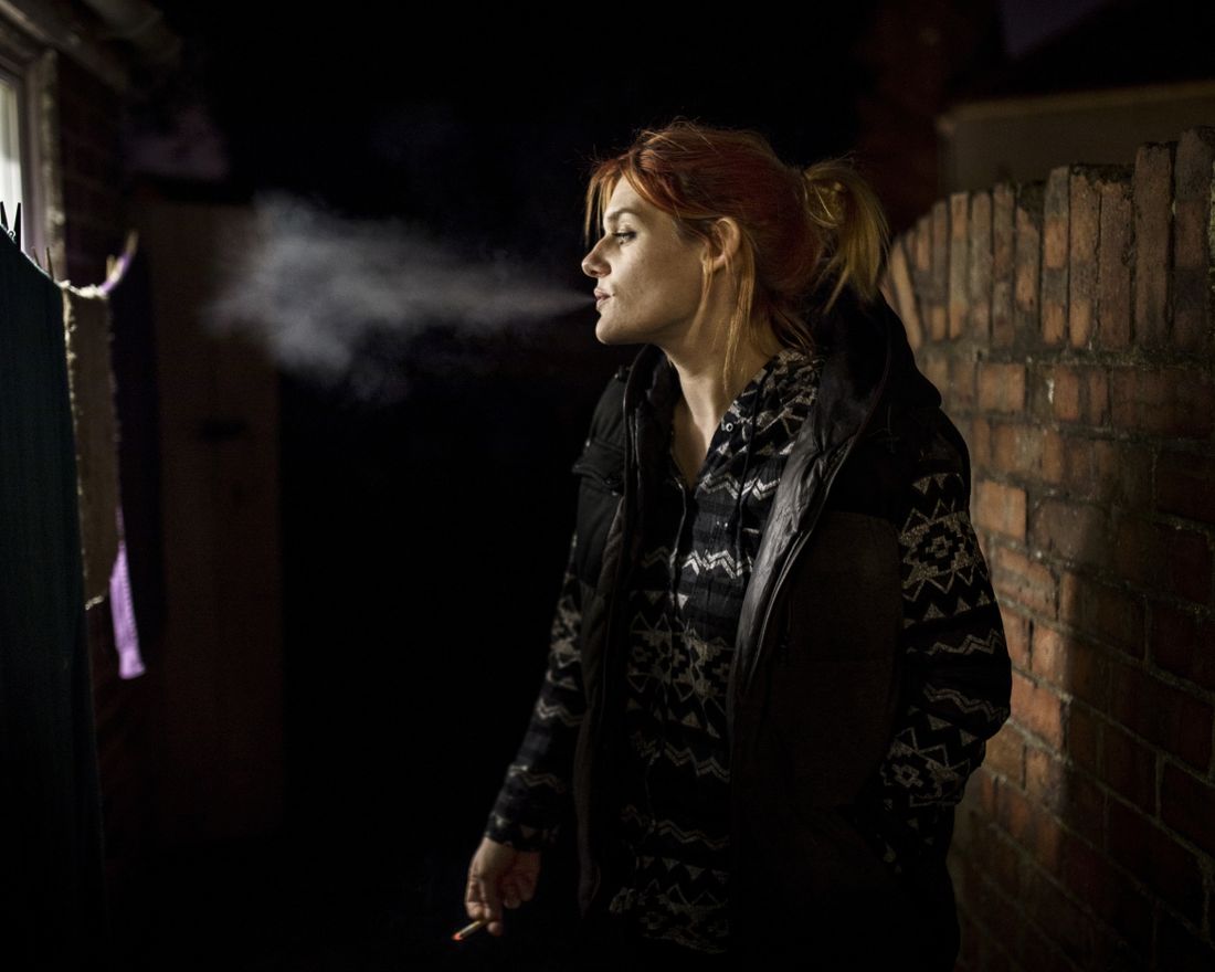 Boston, Lincolnshire, United Kingdom 
  
 Aleksandra Berezina (28) tar en sigarett i bakgården der de bor i Boston.