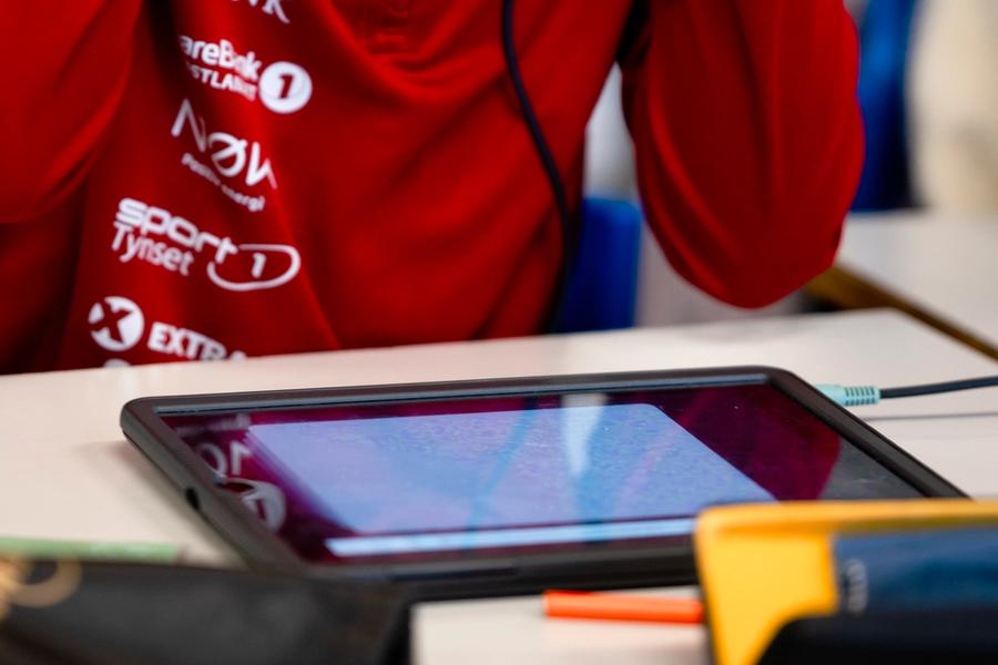 Lærere avviste at de tvinges til å bruke Ipad – får kritikk for å ikke støtte kollega