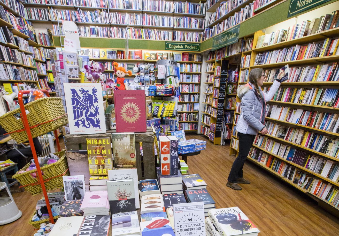 Oslo  20190312. 
 Kvinne i en bokhandel. Modellklarert. 
 Foto: Gorm Kallestad / NTB scanpix