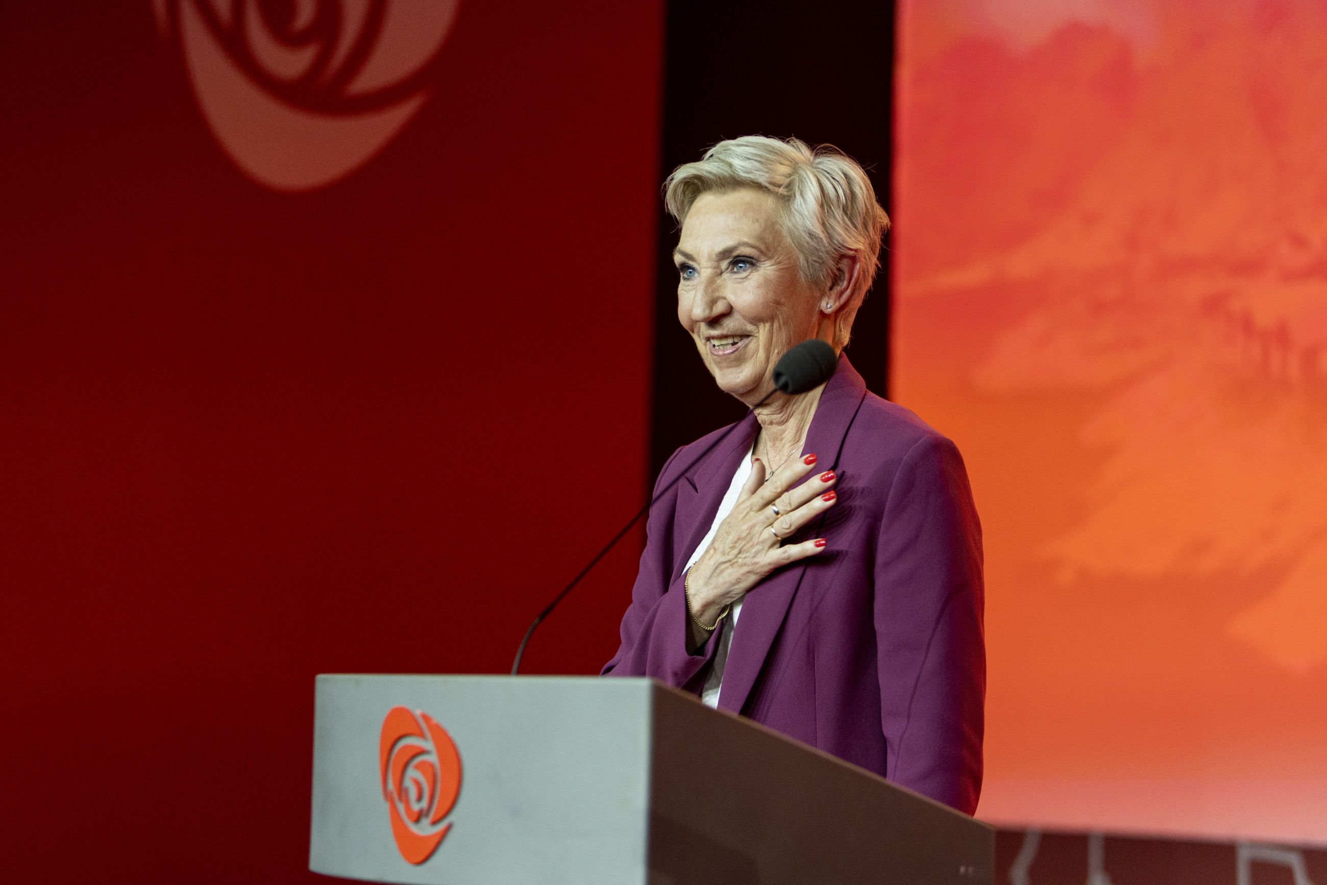 TETTE BAND: LO-leiar Peggy Hessen Følsvik på talerstolen på Aps landsmøte i fjor.