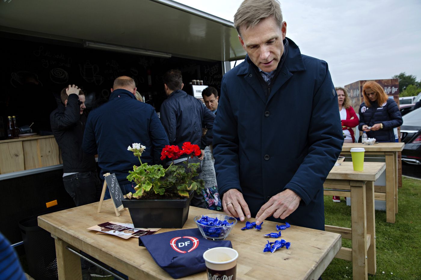 2019.05.24 Partileder Kristian Thulesen Dahl fra Dansk Folkeparti møter velgere og lokalbefolkning ved Kirkebjerg bydelcenter i Brøndbyvester. Forklarer politikk ved hjelp av sukkertøj. Brøndby utenfor København, Danmark. Foto: Kristian Ridder-Nielsen/Klassekampen