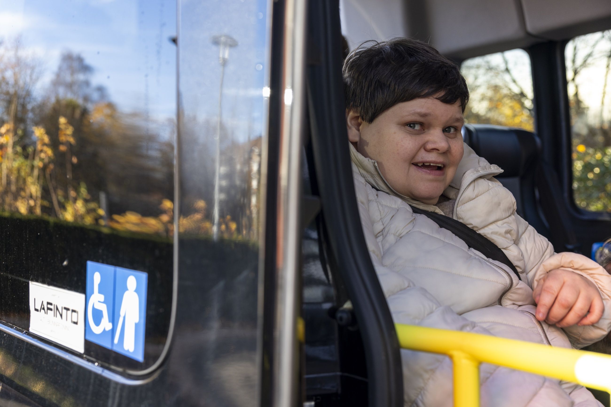 På tur: Bente Fjeld er på vei til Vinterbro i en av dagsenterets spesialbygde busser.