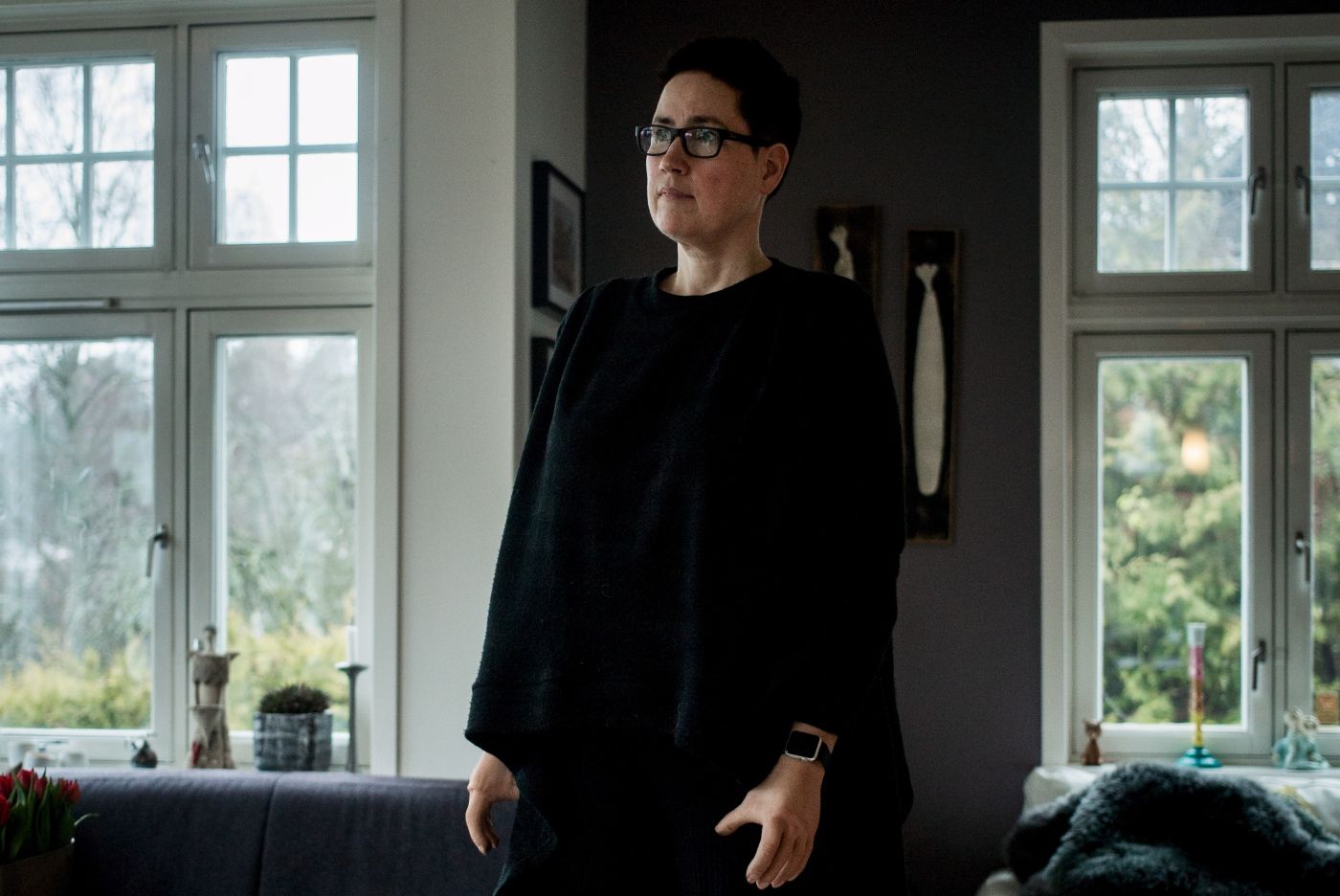 Gry Hege Henriksen overlevde blodforgiftning i 2017, men måtte amputere begge hendene og føttene. Nå er hun tilbake i 80 prosent jobb i oljenæringa. Her fotografert hjemme hos henne i Oslo. Foto: Hanne Marie Lenth Solbø