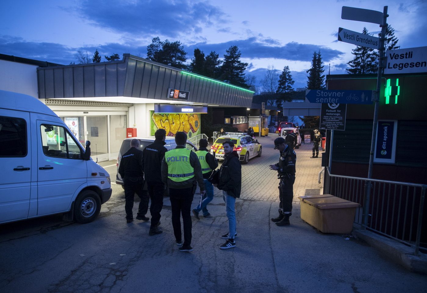 Oslo  20180428. 
 Politiet har rykket ut til Vestli (Vestli t-banestasjon) i Groruddalen lørdag kveld etter meldinger om skyting og bråk mellom ungdommer. Det er mye politi tilstede. 
 Foto: Vidar Ruud / NTB scanpix
