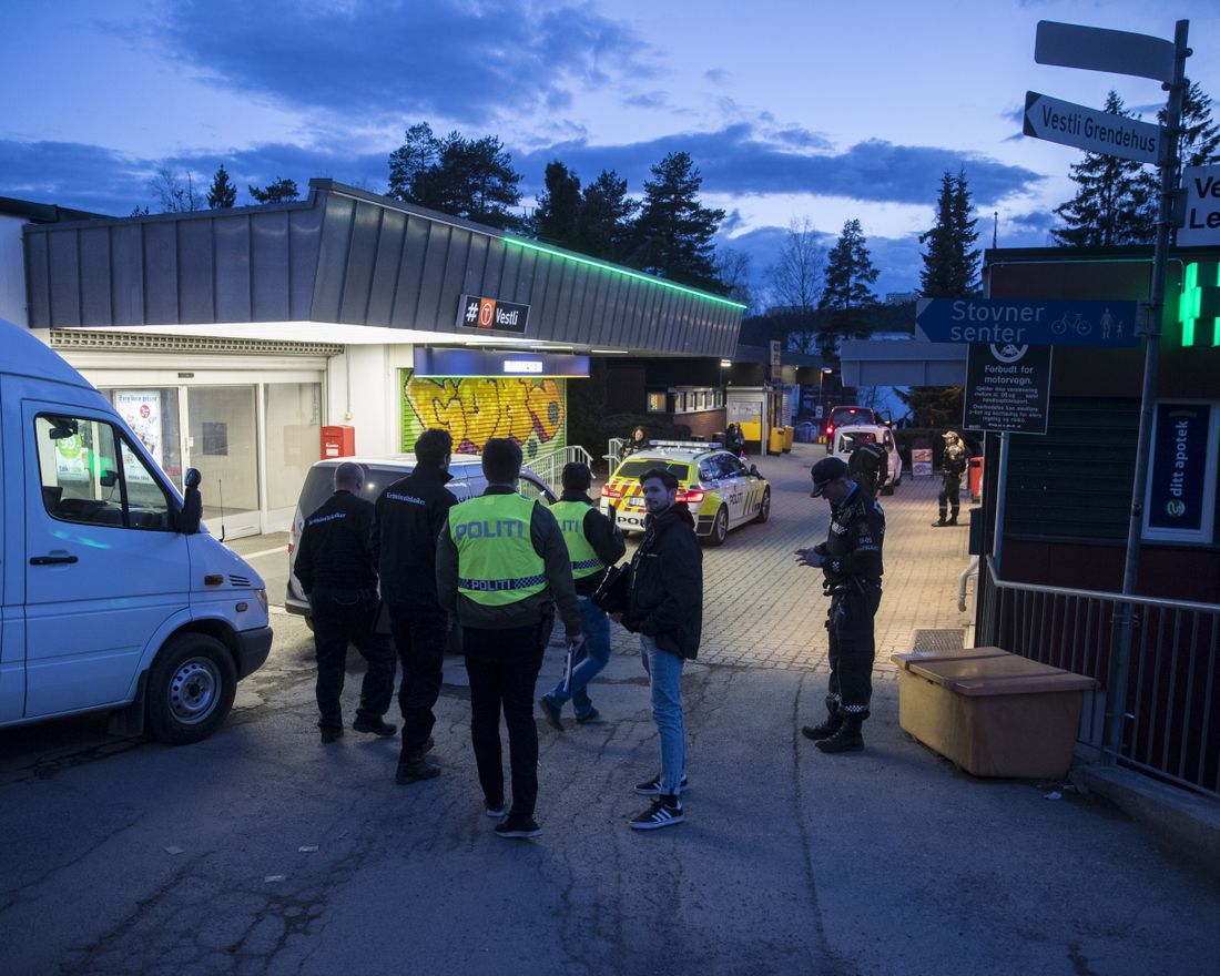 Oslo  20180428. 
 Politiet har rykket ut til Vestli (Vestli t-banestasjon) i Groruddalen lørdag kveld etter meldinger om skyting og bråk mellom ungdommer. Det er mye politi tilstede. 
 Foto: Vidar Ruud / NTB scanpix