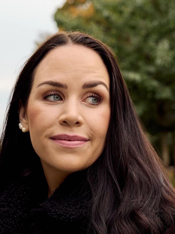 June Holm ble uplanlagt gravid. Nå ser boka «Avbrutt» dagens lys. 
