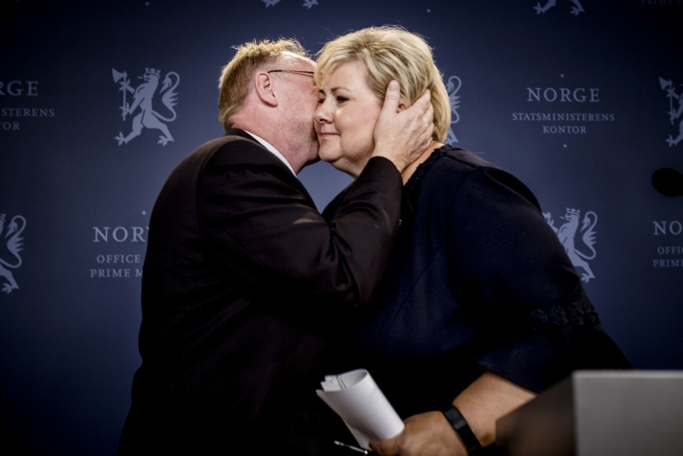 Per Sandberg går av som fiskeriminister. Her holder han pressekonferanse sammen med statsminister Erna Solberg i Riddervoldsgate 2