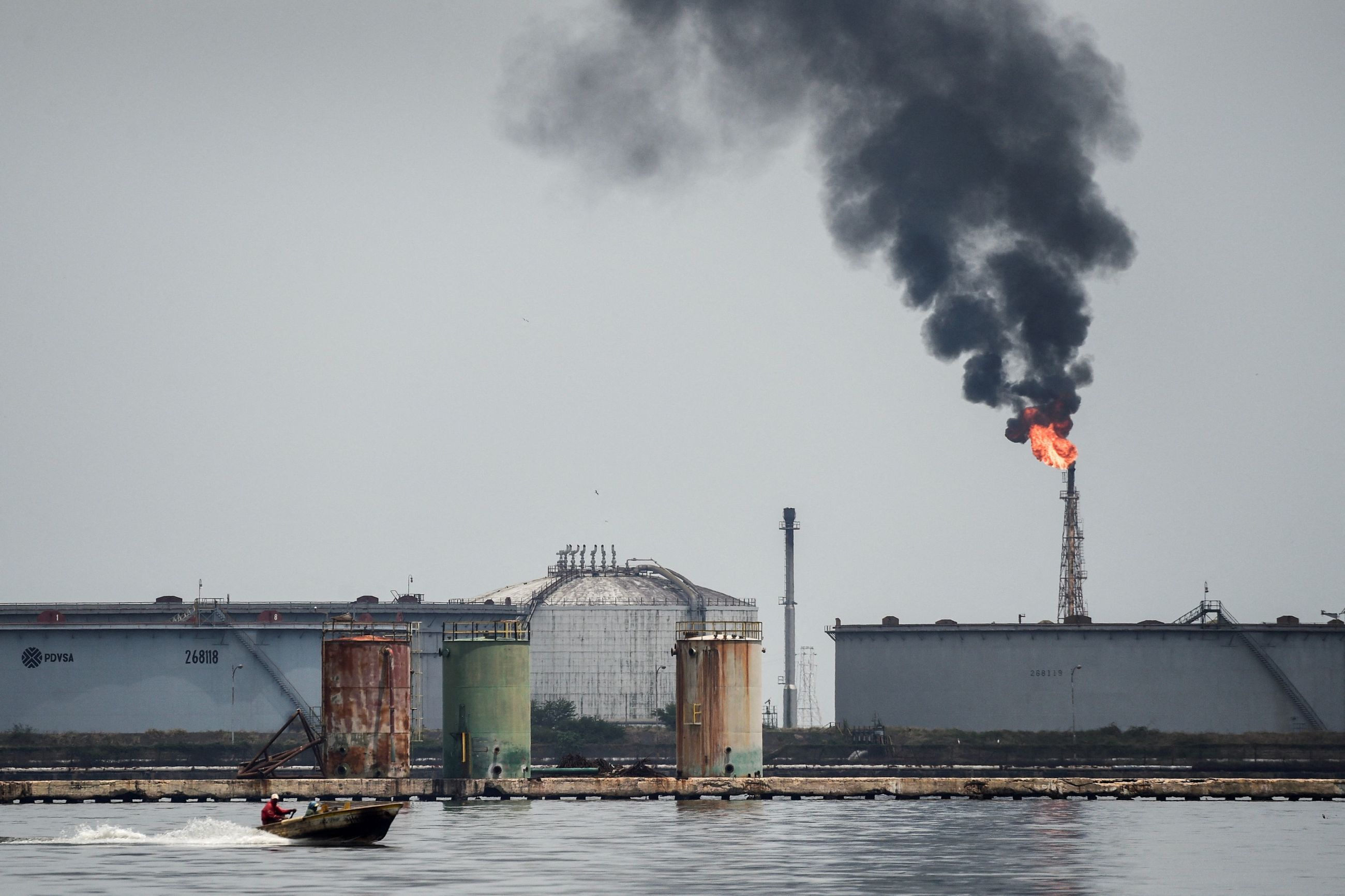 Verdifullt: Venezuelas olje kalles en tikkende bombe. Her ved Maracaibosjøen ble olja funnet i 1922.