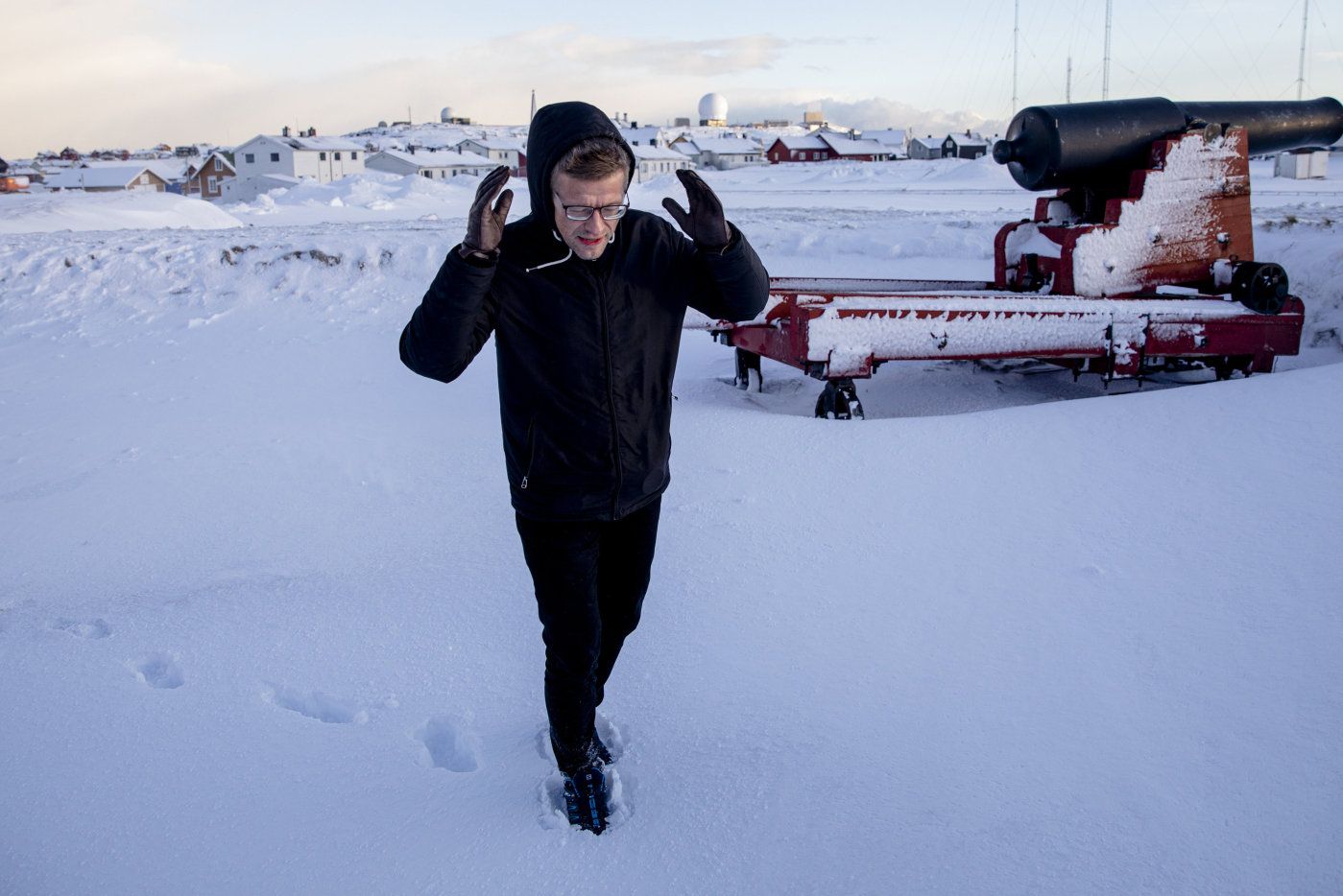 Vardø er den første kommunen i Norge, med ordfører fra MDG. Kommunen har en noe uvanlig samarbeidskonstellasjon, med MDG, Sv, H og Sp i førersetet, mens Ap som fikk ca 40 prosent ved kommunevalget i 2019. Den forrige ordføreren fra arbeiderpartiet er for øvrig bror til den nye. 
  
 Bildet: Ordfører i Vardø, Ørjan Jensen (MDG). 
  
 Foto: Tom Henning Bratlie