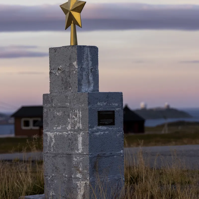 Få det bort: På Votteskaret, med god utsikt til radarene i Vardø, ble et monument til minne om sovjetiske flygere avduket i 2019. Monumentet kom til etter initiativ fra den norsk-russiske vennskapsforeningen i Vardø. Dette monumentet vil ordføreren fjerne.