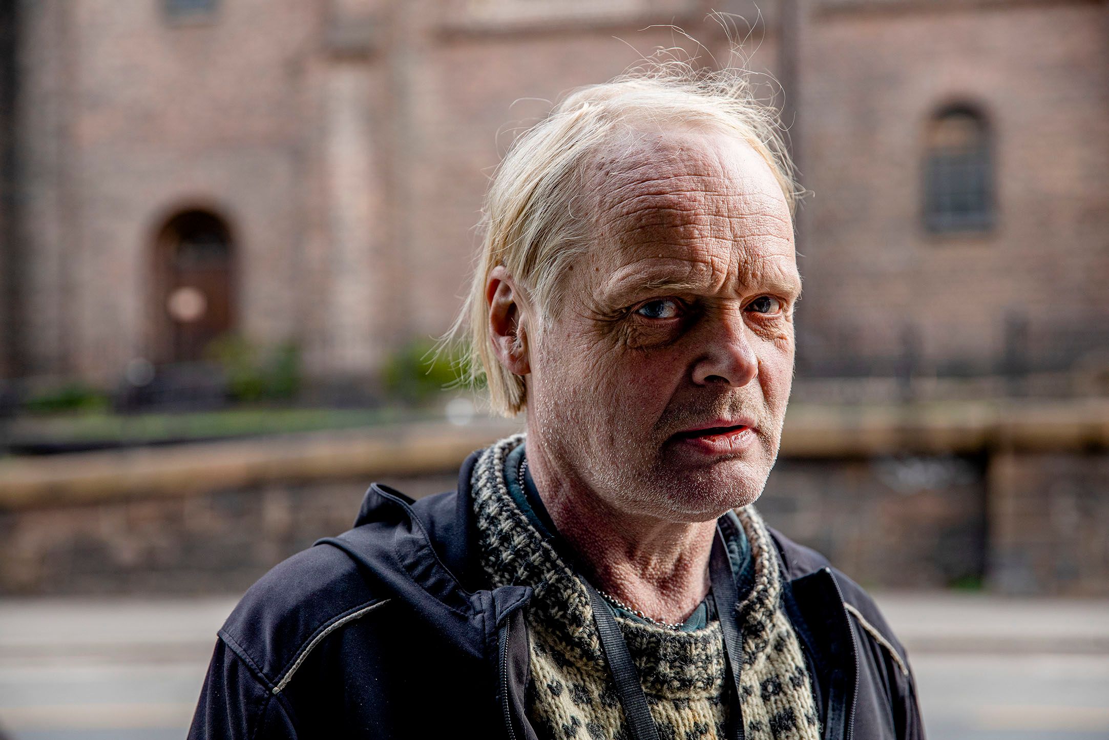 Fattighuset på Grønland i Oslo er ikke et museum over tidligere tiders armod eller en pub som ligger i et gammelt fattigkvarter. Det er et høyst aktivt hus, som et par ganger i uken deler ut mat til Oslos fattige. Sverre Rusten er leder for Fattighuset og bidrar i sjauinga.