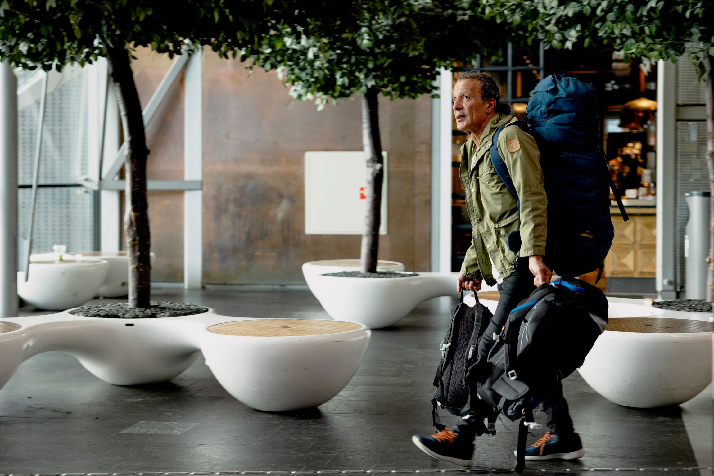 Oslo, Norge. Kaiss kom til Norge med en drøm om å jobbe som oversetter. Istedet fikk han jobb for en underleverandør av det som i dag er Oda (tidligere Kolonial). Der jobbet han kun i en dag, da han blant annet beskyldt for å ødelegge en girkasse og truet. De traumatiske opplevelsene har gjort livet i Norge vanskelig. Nå reiser han tilbake til hjemlandet, Spania. Fotografert i kollektivet han nå bor i sammen med to andre menn,  29.07.22. Foto: Charlotte Førde Skomsøy