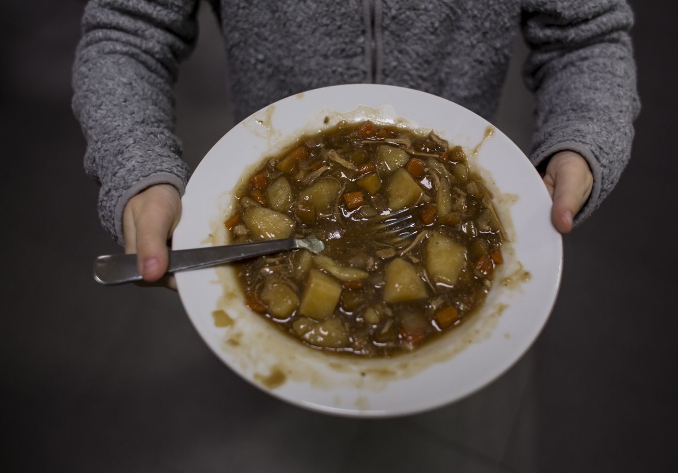 Skolekjøkkenet på Åsly Skole i Rissa lager varm skolemat to dager i uka. For 25 kroner gangen får elevene servert alt fra grøt via burger, pasta og lapskaus. Kokken er ansatt som lærer, og har god hjelp fra frivilligheten. Nr Klassekampen var på besøk laget hun lapskaus fra grunnen av, med kjøtt og kraft hun hadde kokt dagen før.