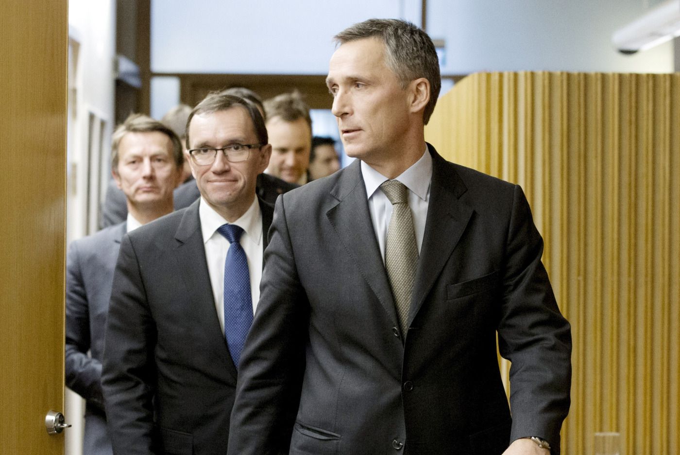 Oslo  20130123. 
 Statsminister Jens Stoltenberg (t.v.) og utenriksminister Espen Barth Eide på vei til  pressekonferanse etter redegjørelsen for terrorangrepet på Statoil-anlegget i In Amenas i Algerie i Stortinget onsdag ettermiddag. 
 Foto: Håkon Mosvold Larsen / NTB scanpix