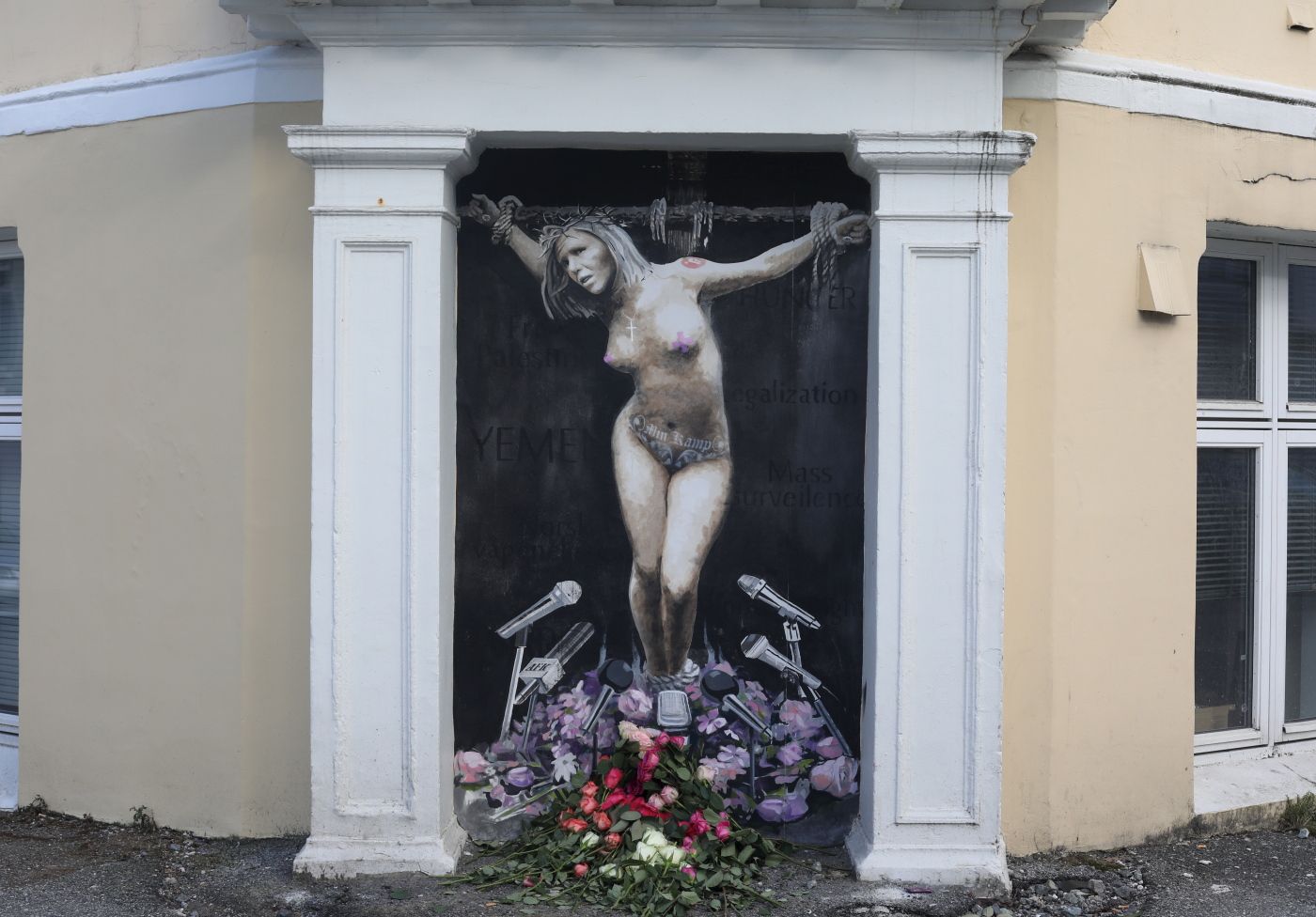 BERGEN  20180402. 
 Natt til 2. Påskedag har gatekunstneren malt et veggmaleri av stortingsrepresentant Sylvi Listhaug (Frp) på hjørnet mellom Hans Holmboe gate og Fosswinkelsgate i Bergen 
 Foto: Emil Weatherhead Breistein / NTB scanpix