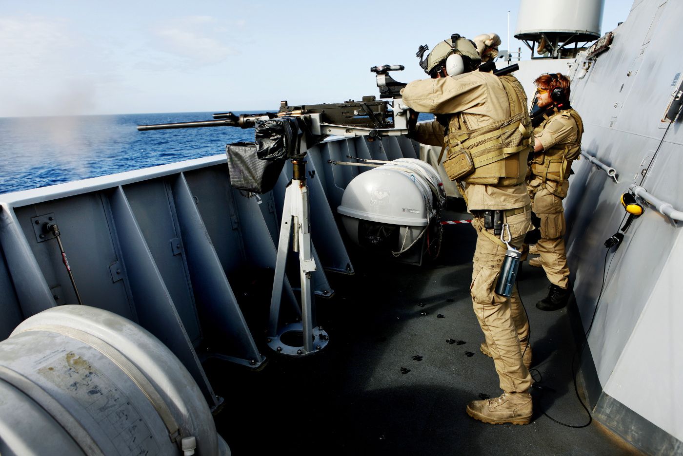 Skyting med 12,7 mm mitraljøse ombord på fregatten KNM Fridtjof Nansen i Det Indiske hav. 
 Live firing with 12,7 mm heavy machine gun onboard the frigate HNoMS Fridtjof Nansen in The Indian ocean. 
