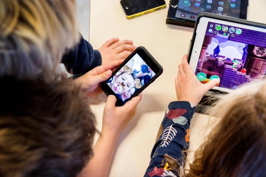 OECD tror de dårlige skoleresultatene til norske elever skyldes for mye skjermbruk i skoletida.