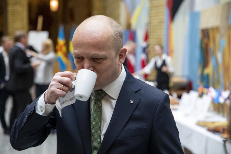 Finansminister Trygve Slagsvold Vedum letter på sløret. Har avdekket sju tilfeller av instruksjon.