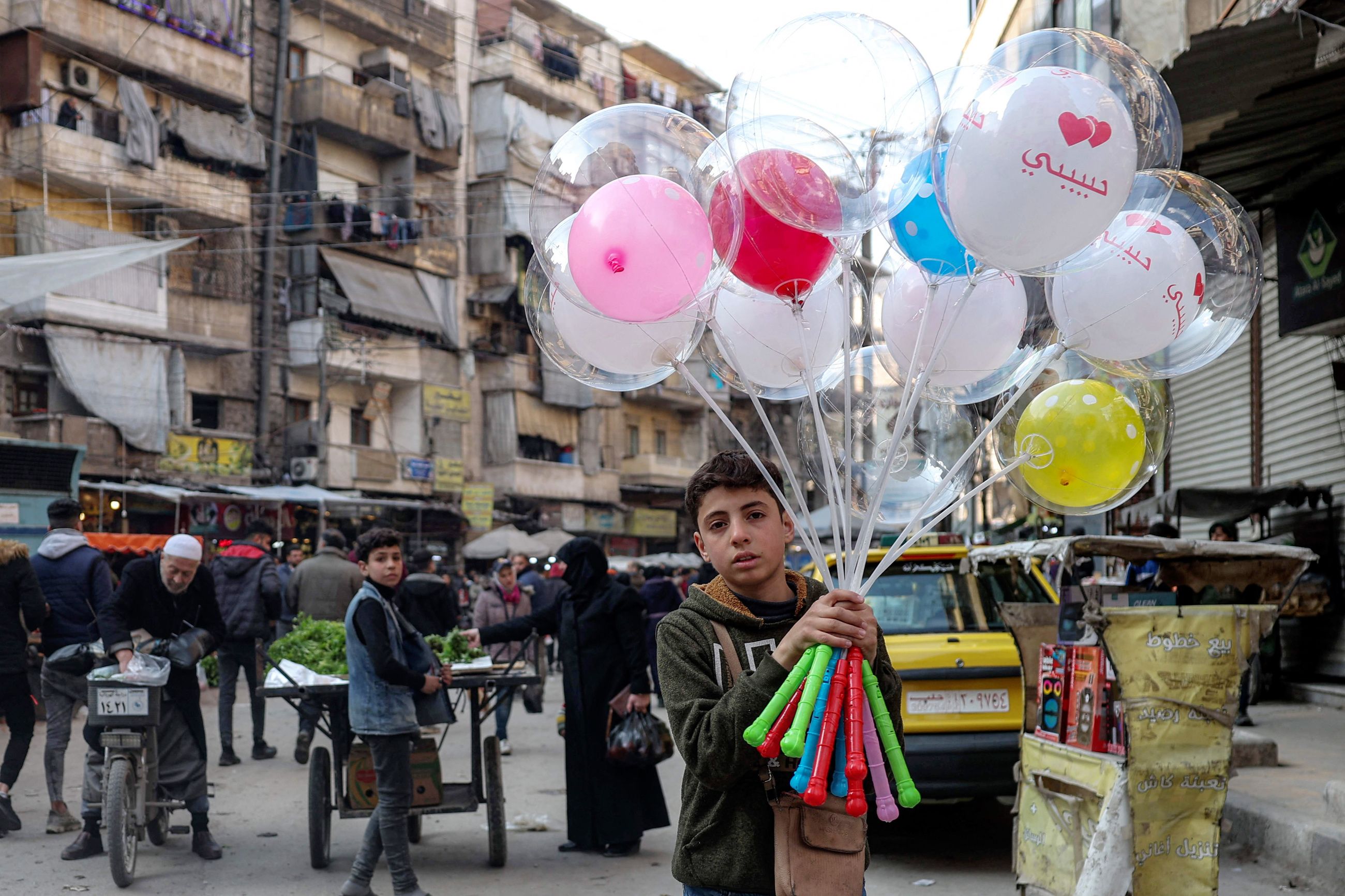 Etter krigen: En gutt selger ballonger på gata i Aleppo under ramadan i mars i år. På ballongene står det habibi – min kjære.