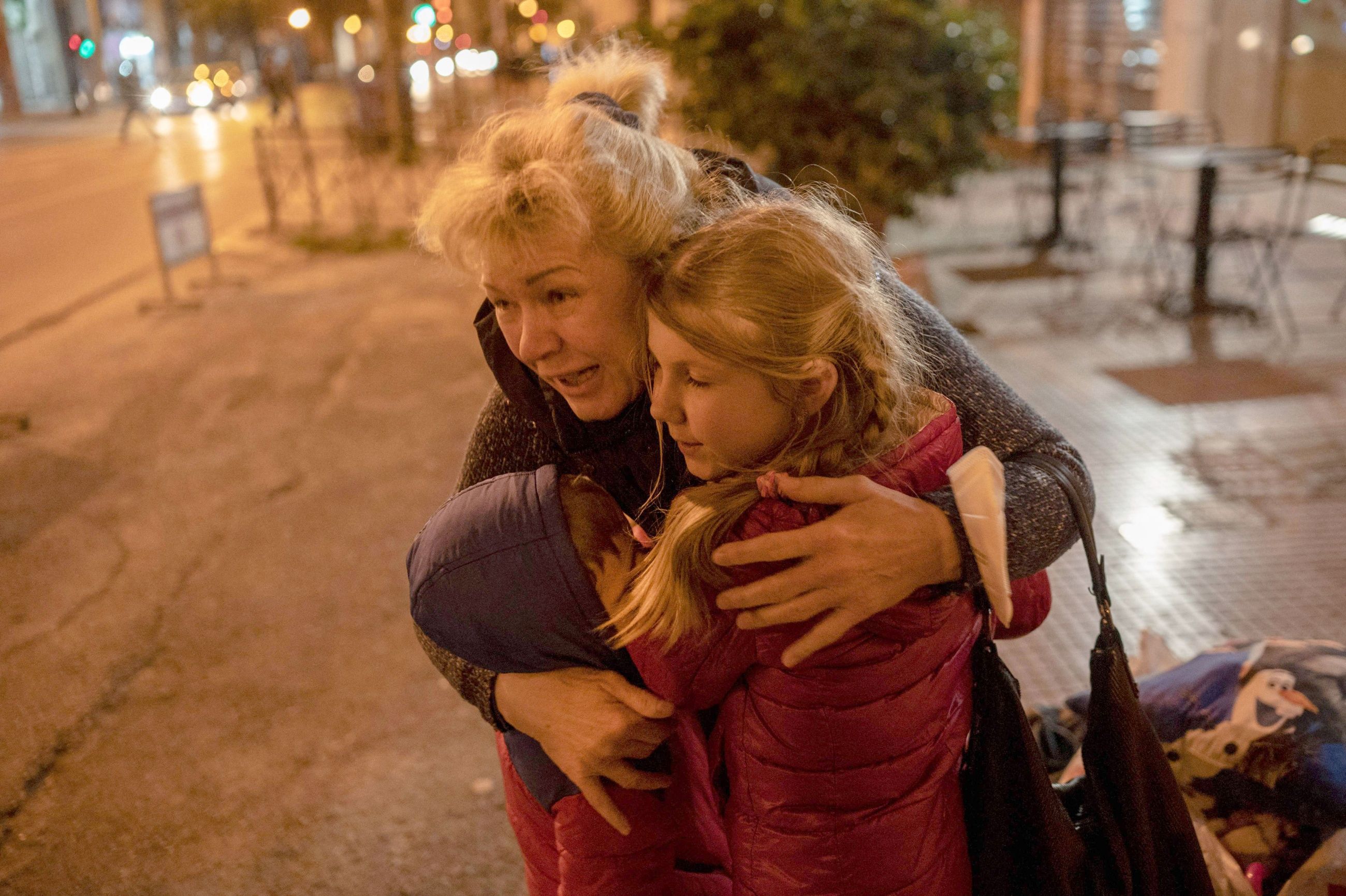 Gjensyn: En kvinne fra Odessa tar imot to barn som har flyktet med buss til Aten i mars i fjor.