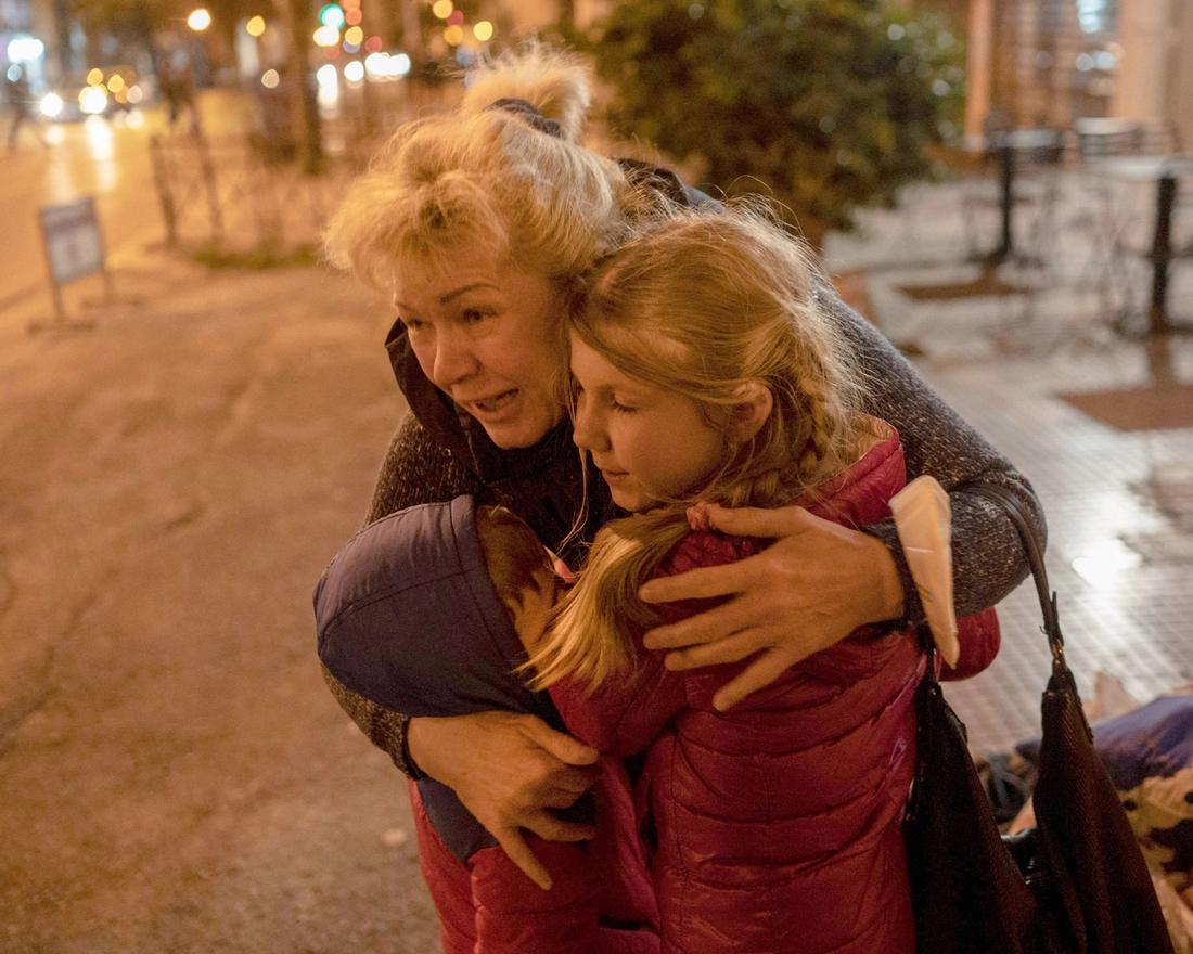 Gjensyn: En kvinne fra Odessa tar imot to barn som har flyktet med buss til Aten i mars i fjor.