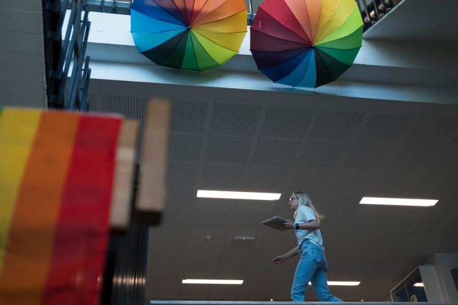 På denne skolen har de egen flaggdag for pride. Det har kommunen bestemt. 