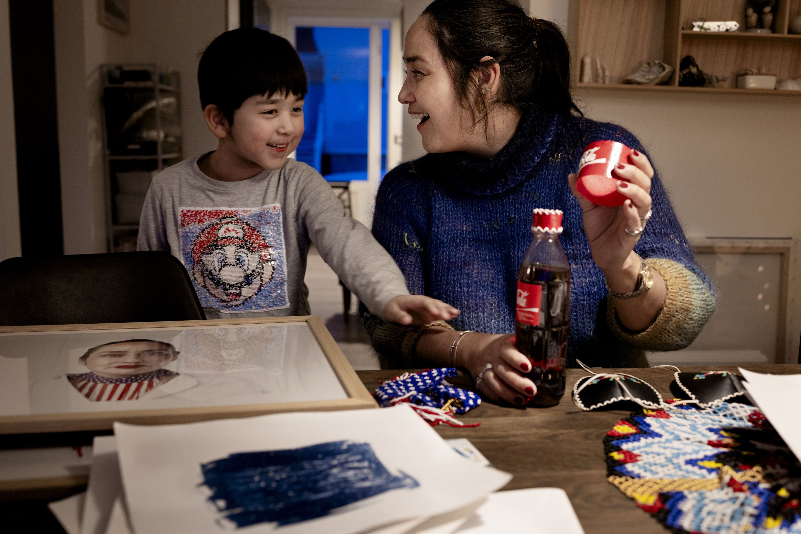 COLA: Ulloriaq (6) er begeistret for mamma Lisbeth K. Poulsens kunst.