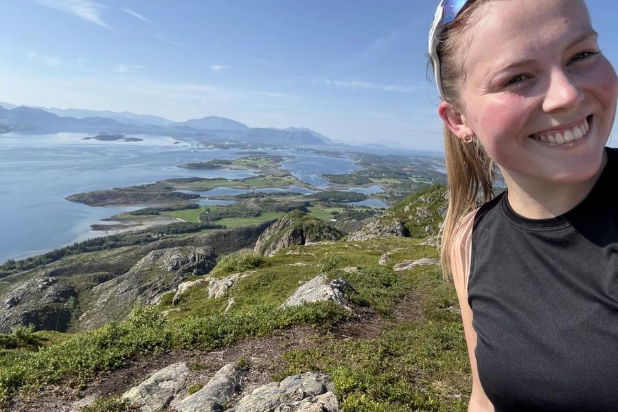 Maren Grøthe (24) ble «mansplainet» etikette på sin første slotssmiddag