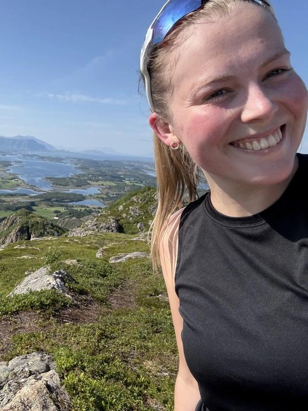 Maren Grøthe (24) ble «mansplainet» etikette på sin første slotssmiddag