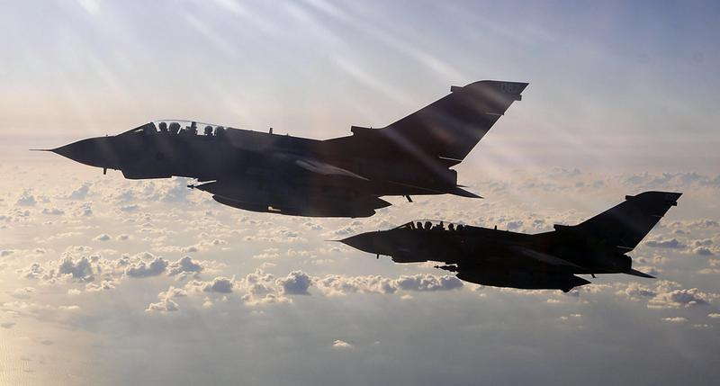 VESTLIGE BOMBER: Bildet er tatt i mars 2011 og viser to bombefly fra det britiske luftforsvaret på vei til Libya. Etter Natos kamphandlinger i landet har blant annet Russland kritisert Vesten for hykleri og brudd på Folkeretten.
FOTO: ROYAL AIR FORCE, AFP/NTB SCANPIX