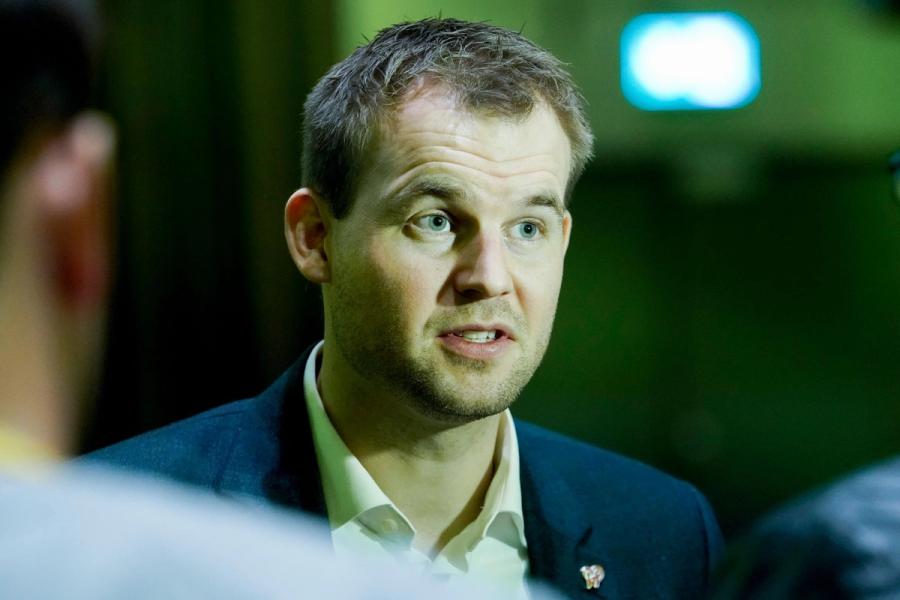 Førsteklassingene bør få bøker, ikke Ipad, mener Kjell Ingolf Ropstad (KrF). Nå vil han endre opplæringsloven.
